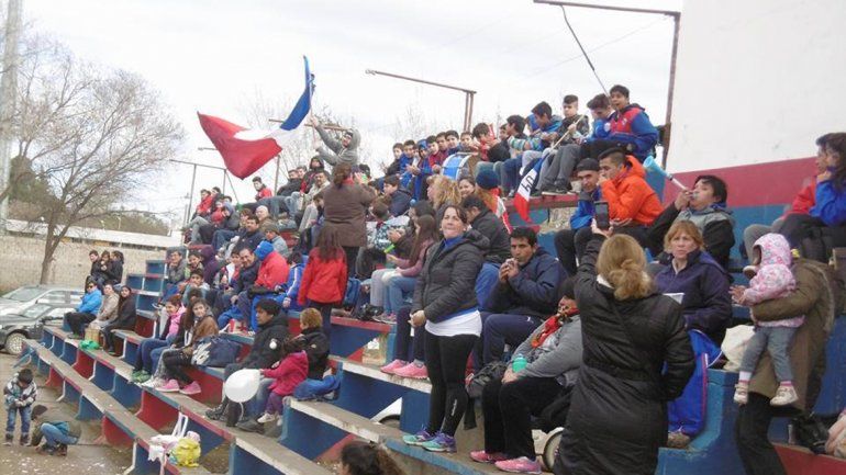 Zapala se vistió de fiesta para alentar a su equipo en su vuelta triunfal.