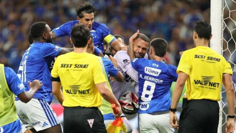 Cruzeiro y Atletico Mineiro se convirtió en una batalla campal en Brasil