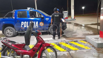 robo una moto, fue a cargarle nafta y se encontro con el dueno robo una moto, fue a cargarle nafta y se encontro con el dueno