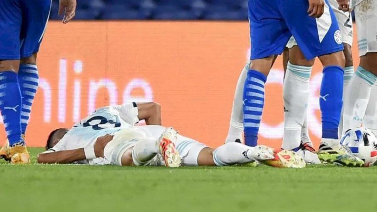 Palacios en el piso tras el rodillazo que le fracturó la columna.