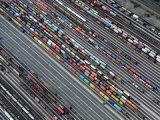 FOTO DE ARCHIVO: Contenedores de mercancías sobre vagones de carga en el intercambiador del ferrocarril en Maschen, cerca de Hamburgo, Alemania, el 23 de septiembre de 2012.  REUTERS/Fabian Bimmer