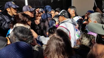 Crece la tensión en las afueras de la Legislatura entre manifestantes de la Unter y la Policía. Crece la tensión en las afueras de la Legislatura entre manifestantes de la Unter y la Policía.