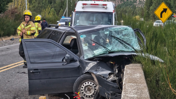 violento choque en ruta 40: un auto se incrusto en el puente y el conductor fue trasladado al hospital violento choque en ruta 40: un auto se incrusto en el puente y el conductor fue trasladado al hospital