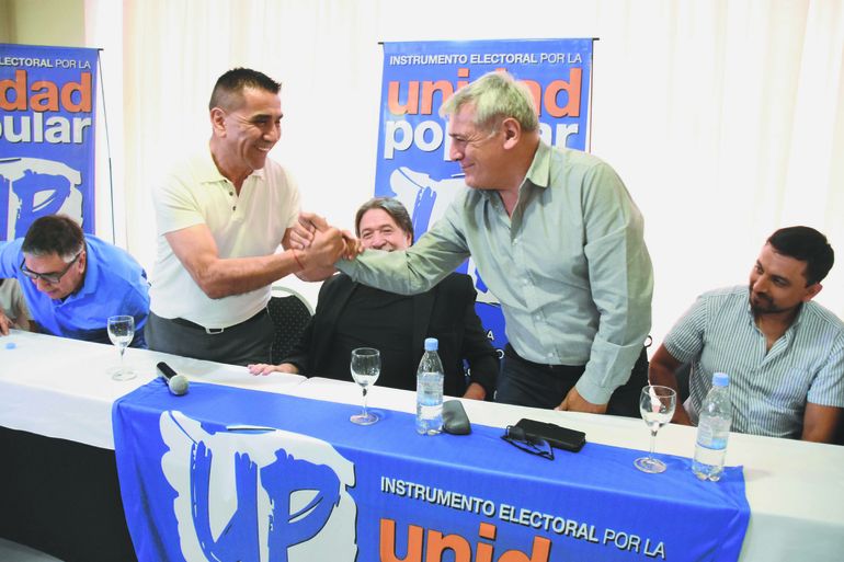 Julio Fuentes y Rioseco se abrazaron como viejos compañeros de militancia desde los 90.