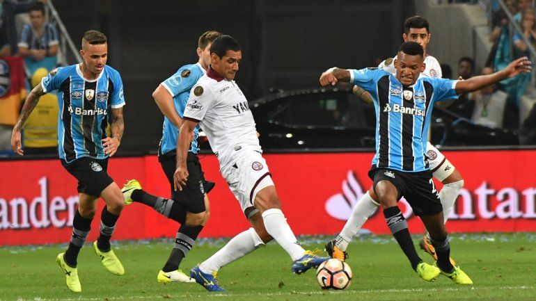Sand durante todo el partido luchó por la pelota contra varios rivales del equipo local.