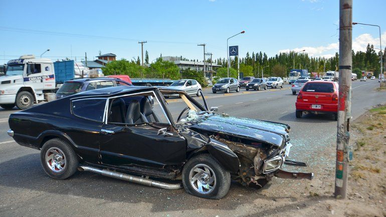 Se comieron un poste tras ser chocados por un auto: dos heridos