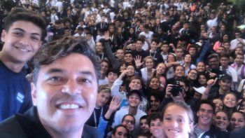 Juan Ramírez, uno de los chicos neuquinos del Beach Handball, aparece en la selfie del Muñeco. Juan Ramírez, uno de los chicos neuquinos del Beach Handball, aparece en la selfie del Muñeco.