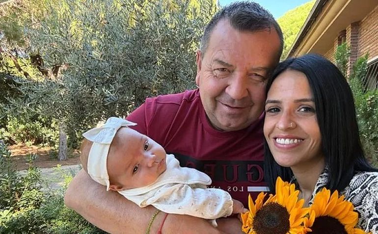 Lourdes María García Martín y Antonio Tarazonia, junto a la pequeña Angelina Lourdes María García Martín y Antonio Tarazonia, junto a la pequeña Angelina