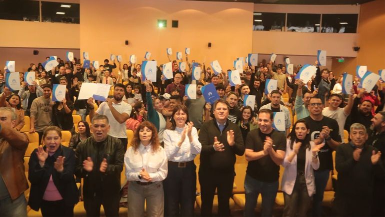 El acto en el que Gaido entregó cien tenencias de lotes y anunció un nuevo barrio con servicios.