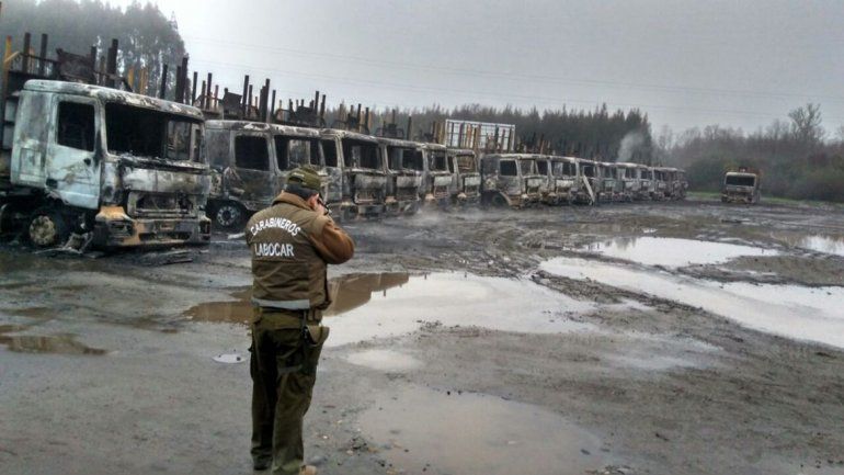 Quemaron 29 camiones en Chile y el Gobierno lo califica como un atentado