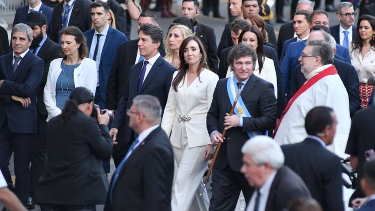 Javier Milei y su gabinete rumbo a la catedral. 