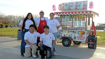 Construyeron un carro de dulces para ayudar a sus hijos en la universidad y conquistaron el Paseo de la Costa Construyeron un carro de dulces para ayudar a sus hijos en la universidad y conquistaron el Paseo de la Costa