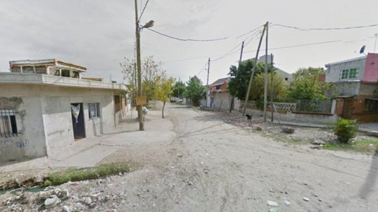 El presunto asesino es un hombre de unos 38 años. Habría confundido al chico con su hermano porque tenían puesta la misma campera.