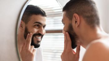 Un día para preguntarse cómo viven los hombres cuando nadie los mira. Un día para preguntarse cómo viven los hombres cuando nadie los mira.