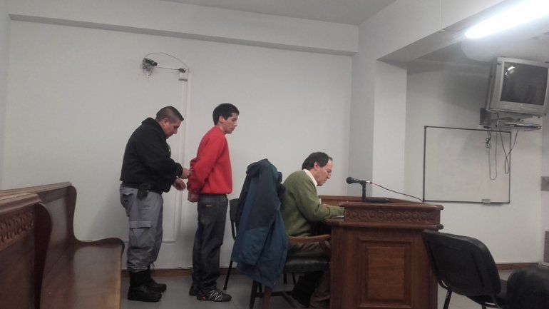 Emiliano Ezequiel Bustos (buzo rojo) está preso por matar a un vecino.