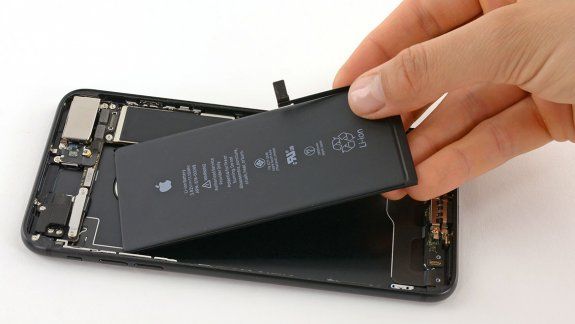 Apple y Samgung fueron multados por ralentizar