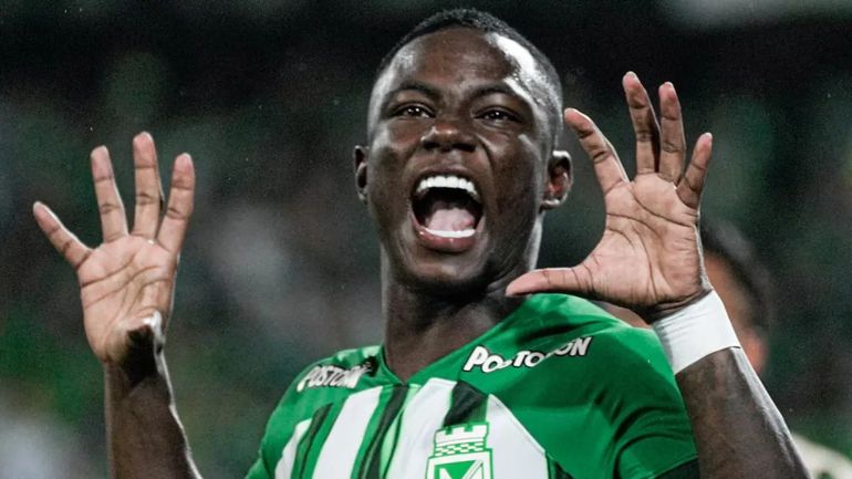 Polémica con Hinestroza: a pocas horas de ser anunciado en Boca, apareció jugando un picado