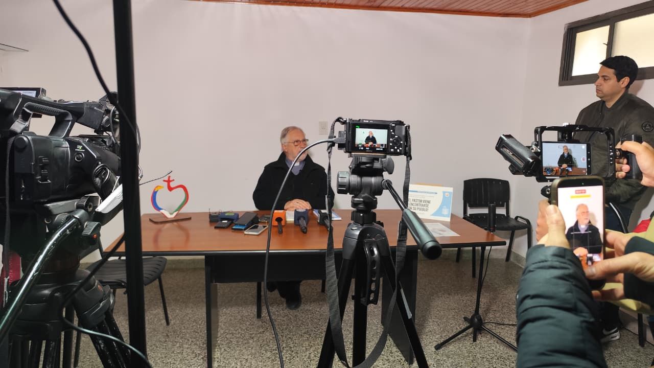El Padre Obispo Fernando M. Croxatto ofrece una conferencia de prensa desde el Obispado de Neuquén con motivo de la próxima visita del Papa León XIV a la Argentina.