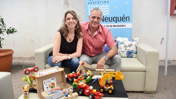 Mariano y Analía son los creadores de Krecos, una línea de juguetes para armar que son un desafío para los niños.&nbsp; 