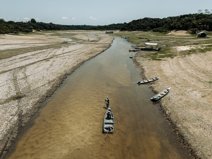 Un hombre tira de una barca por el centro poco profundo de un río cercano a la comunidad de São Francisco de Marina, incomunicada debido al bajo nivel de las aguas de los ríos locales.Musuk Nolte (Bertha Foundation) Un hombre tira de una barca por el centro poco profundo de un río cercano a la comunidad de São Francisco de Marina, incomunicada debido al bajo nivel de las aguas de los ríos locales.Musuk Nolte (Bertha Foundation)