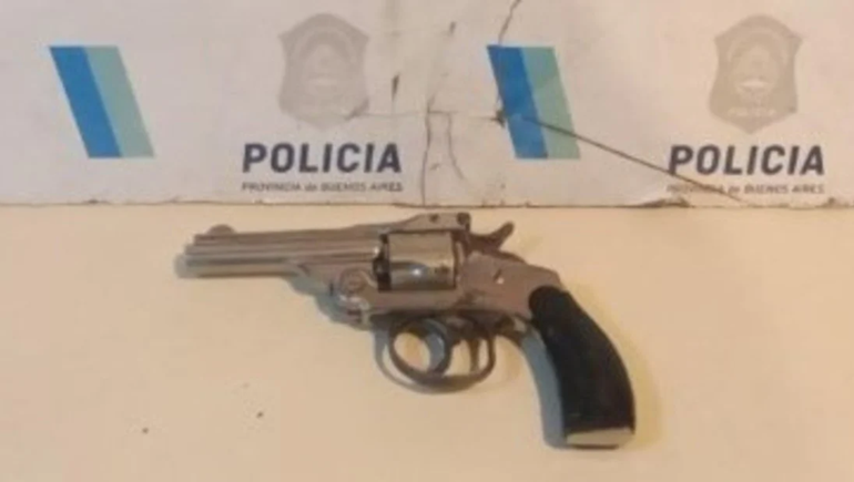 Entró a la casa de su ex con un arma y jugó con sus hijos