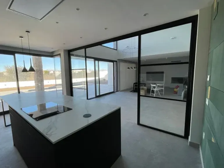 El cerramiento con puertas de vidrio sirve para aislar a la cocina y evitar la propagación de olores y ruidos. El cerramiento con puertas de vidrio sirve para aislar a la cocina y evitar la propagación de olores y ruidos.