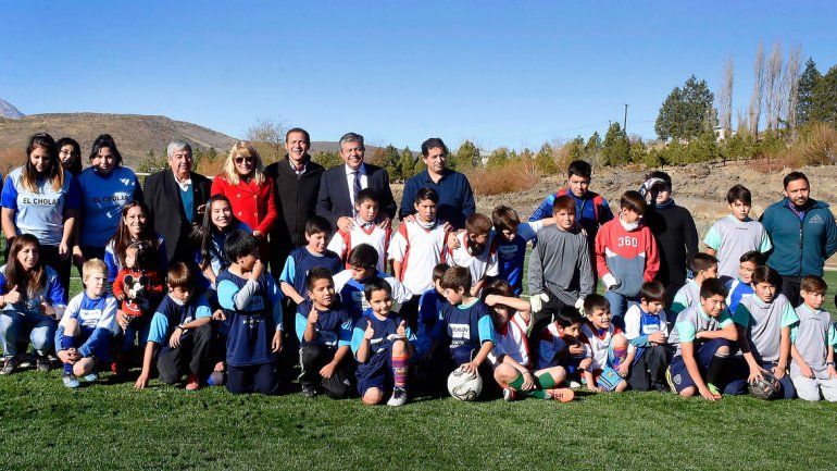 Gutiérrez y el intendente local recorrieron distintas obras en el pueblo.