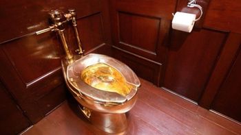 El inodoro de oro, de 18 kilates con asiento y cisterna, fue robado del Palacio de Blenheim. El inodoro de oro, de 18 kilates con asiento y cisterna, fue robado del Palacio de Blenheim.