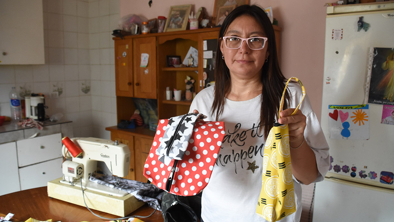 Hace costura y prepara la merienda en un comedor, la historia de una trabajadora todo terreno