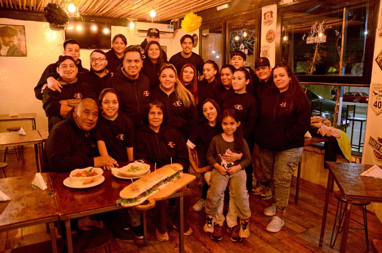El equipo completo de 44 Resto Bar Con César, Lucía y Federico a la cabeza. 