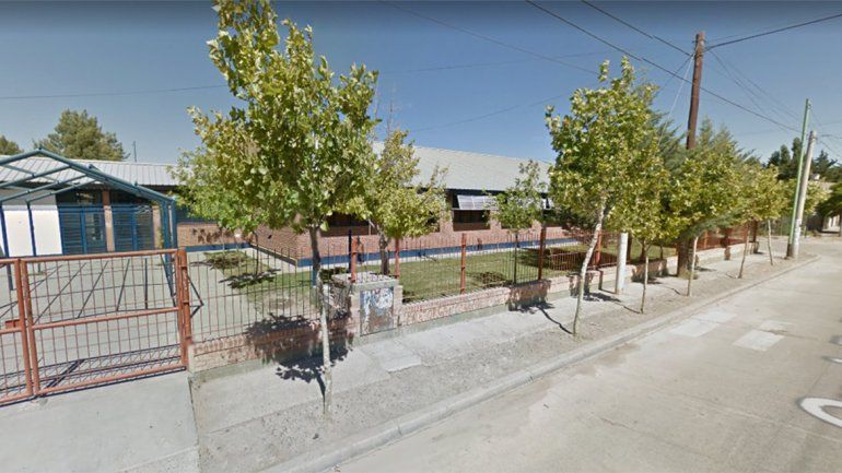 Denunció que su hija tuvo un accidente en el colegio y le inmovilizaron la mano con una caja de cartón