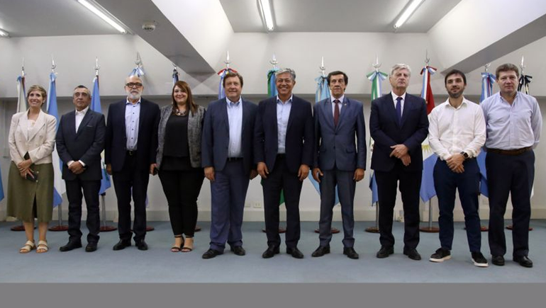 Los representantes provinciales en uno de los últimos encuentros de la Organización de Estados Federales Productores de Hidrocarburos (OFEPHI). Los representantes provinciales en uno de los últimos encuentros de la Organización de Estados Federales Productores de Hidrocarburos (OFEPHI).