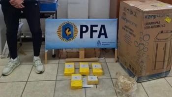 La Unidad de la Federal en Caleta Olivia organizó una entrega controlada de la encomienda y detuvo a los sospechosos, dos hombres y una mujer, en esa ciudad de Santa Cruz. La Unidad de la Federal en Caleta Olivia organizó una entrega controlada de la encomienda y detuvo a los sospechosos, dos hombres y una mujer, en esa ciudad de Santa Cruz.