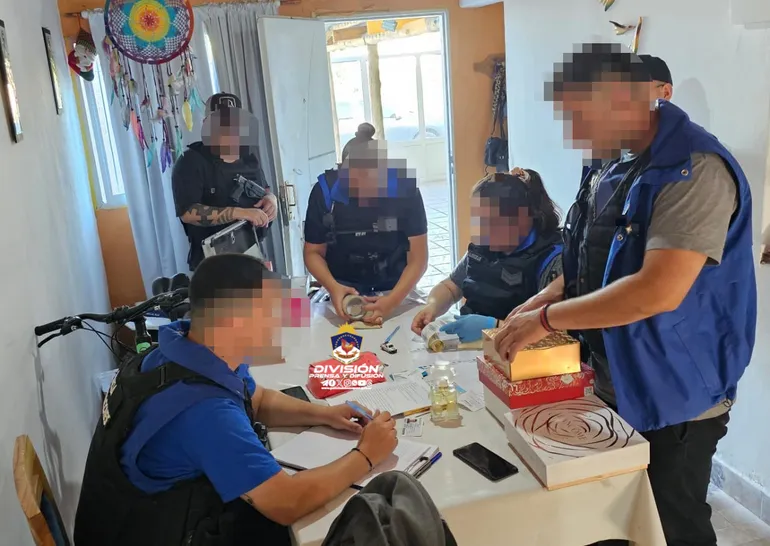 Personal de Delitos Económicos de la Policía durante el allanamiento a la casa de Romina Maza en el barrio San Lorenzo. Personal de Delitos Económicos de la Policía durante el allanamiento a la casa de Romina Maza en el barrio San Lorenzo.