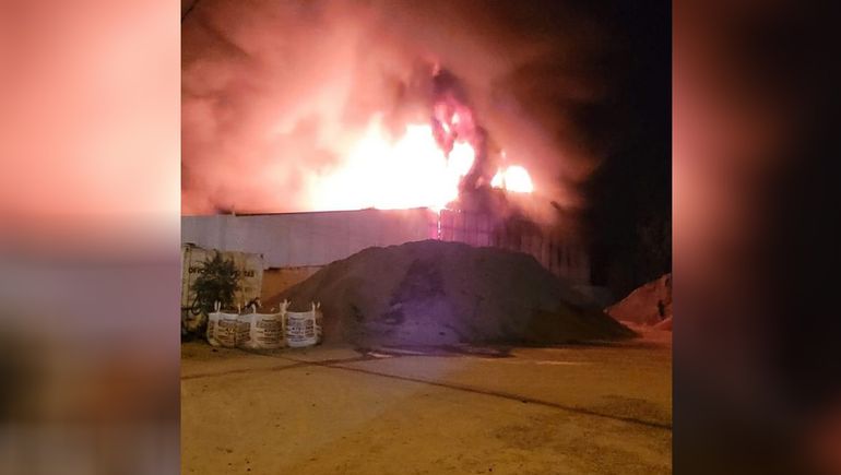 Impresionante incendio en una fábrica de sillones: se perdió todo
