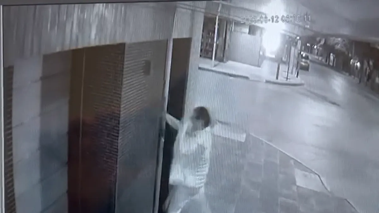 Vandalismo: le rompen por cuarta vez el vidrio de su estudio