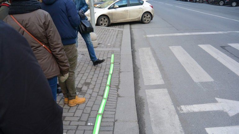 Las luces están en el piso y les avisan a los colgados que no deben cruzar.