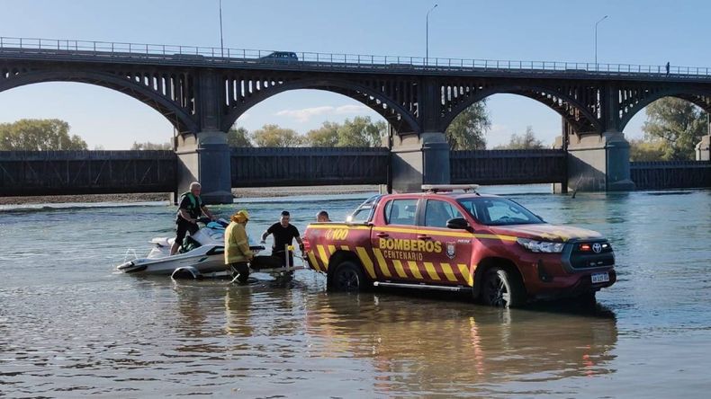 Se dio vuelta el kayak y casi se ahogan padre e hijo en el río Neuquén: tenían principio de hipotermina