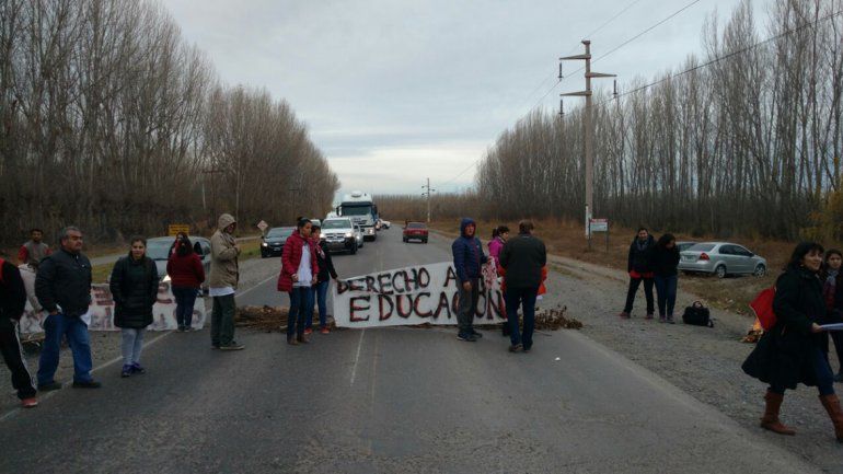Cortan la Ruta 7 contra el cierre de los espacios de la Escuela 273