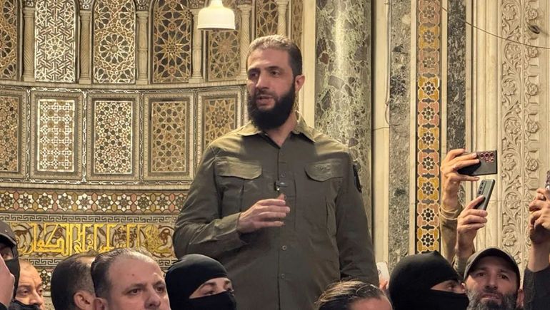 AL Jawlani en su primer mensaje desde la mezquita de Damasco, en Siria AL Jawlani en su primer mensaje desde la mezquita de Damasco, en Siria