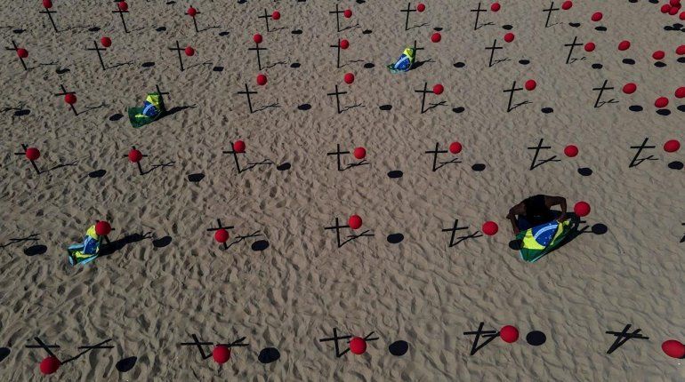 Copacabana amaneció cubierta de cruces negras y globos rojos