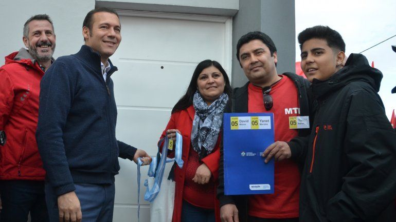 El gobernador Omar Gutiérrez encabezó los dos actos de entrega de viviendas.&nbsp;