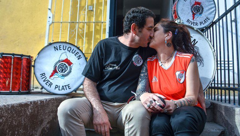Por amor a River: la pareja que lo sigue por el mundo