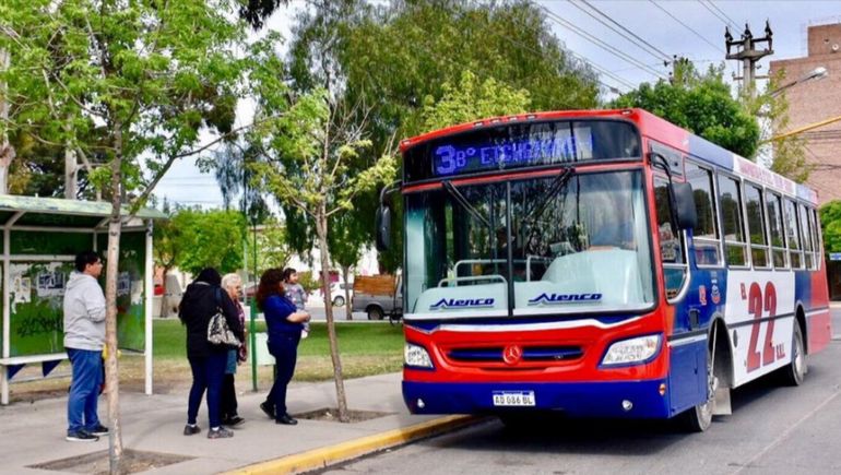 La Línea 3 finaliza su recorrido en la rotonda de Luz y Fuerza, sin ingresar a los sectores donde se dan los piedrazos. La Línea 3 finaliza su recorrido en la rotonda de Luz y Fuerza, sin ingresar a los sectores donde se dan los piedrazos.