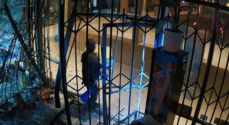 El ladrón que estrelló una camioneta en una tienda de Arizona saca el botín del local. El ladrón que estrelló una camioneta en una tienda de Arizona saca el botín del local.