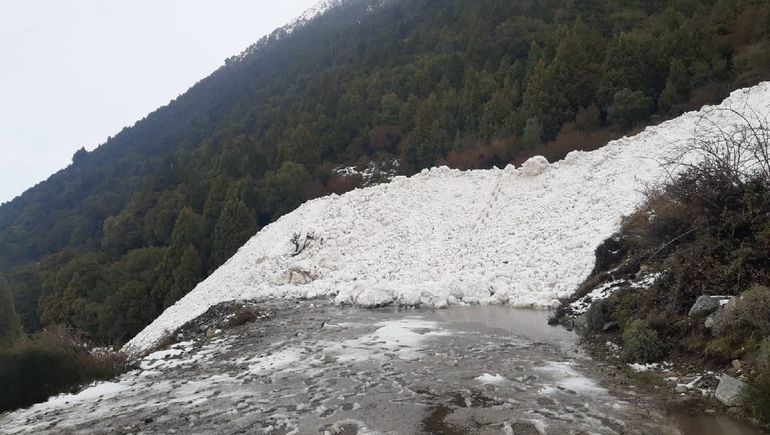 Se produjo una avalancha en una ruta cerca del lago Huechulafquen