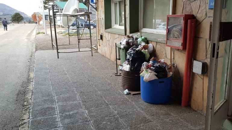No hay servicio de limpieza en Pino Hachado: está lleno de residuos y baños clausurados