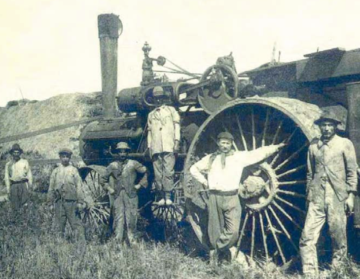 Bernardo Grobocopatel (4º desde la der.) frente a una trilladora o desgranadora de trigo. Foto: Bernardo Grobocopatel (4º desde la der.) frente a una trilladora o desgranadora de trigo. Foto: