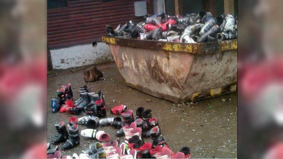 ¿Por qué el comerciante tiró y destruyó las botas de esquí?
