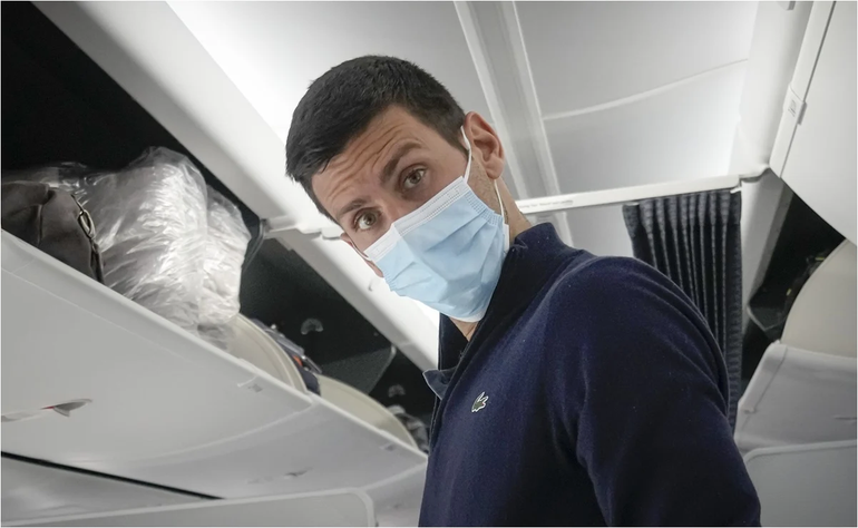 La polémica foto de Djokovic en el avión que se hizo viral